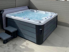 HOT TUB JACUZZI on private terrace FREE GATED PARKING sleeps 8
